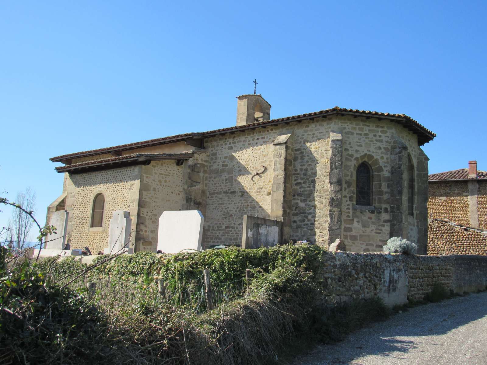 La chapelle Saint-Philibert d'Albon et son cimetière, abside arrondie et fenêtre gothique