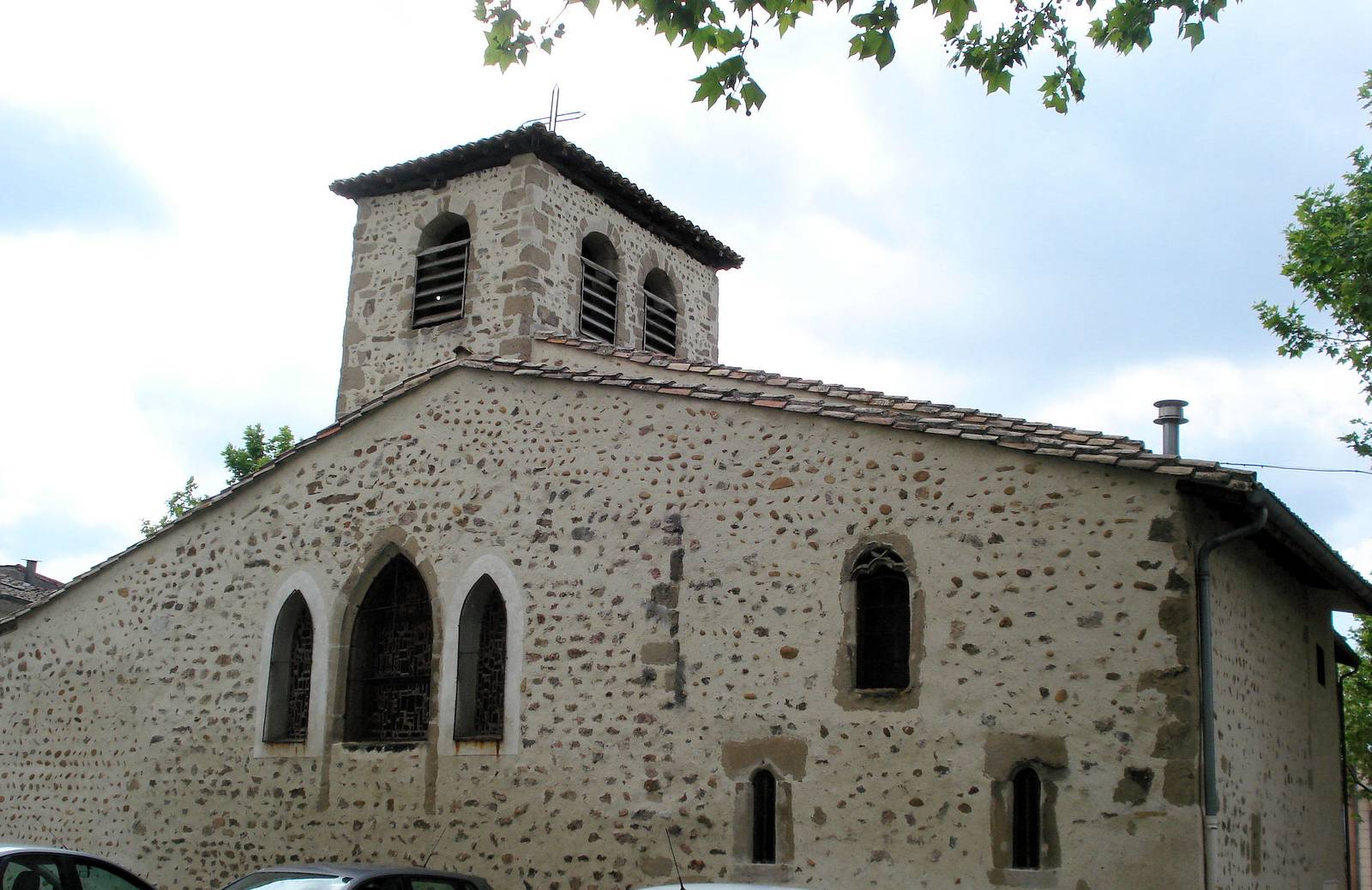 L'église Saint-Romain d'Albon, maçonnerie en galets roulés et clocher carré