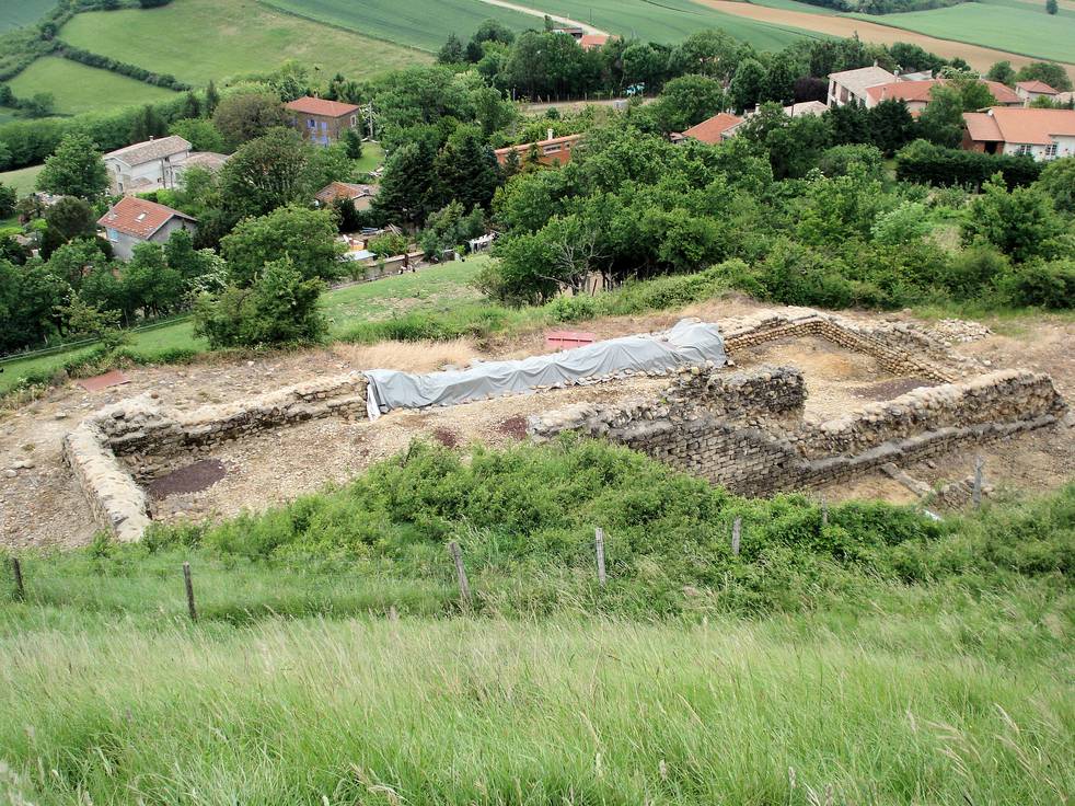 Les fouilles archéologiques au pied de la motte d'Albon, avec le hameau de La Tour derrière