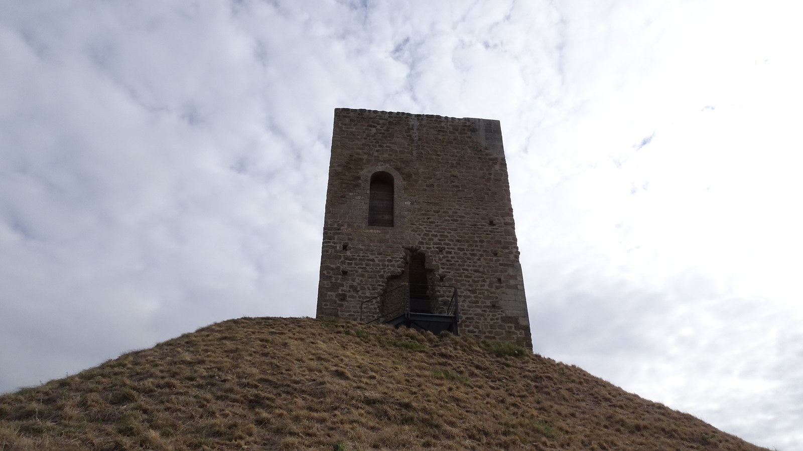La tour d'Albon vue du sud, dressée sur sa motte de terre