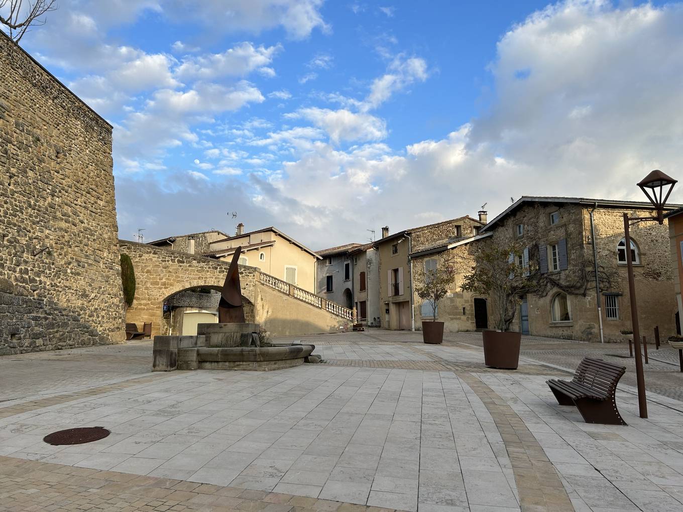 La place de la mairie d'Alixan