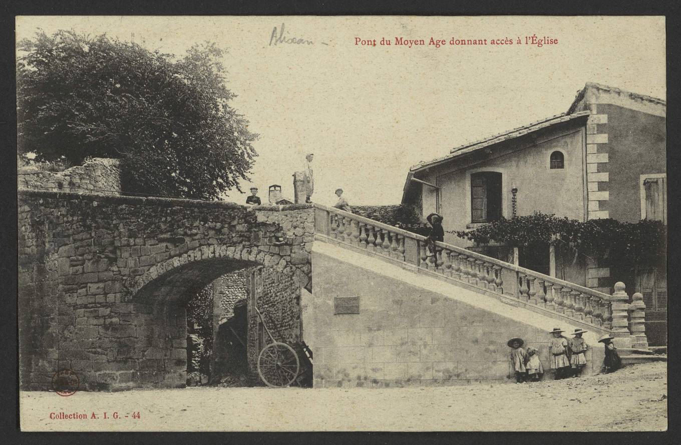 Le pont médiéval donnant accès à l'église d'Alixan, vers 1900