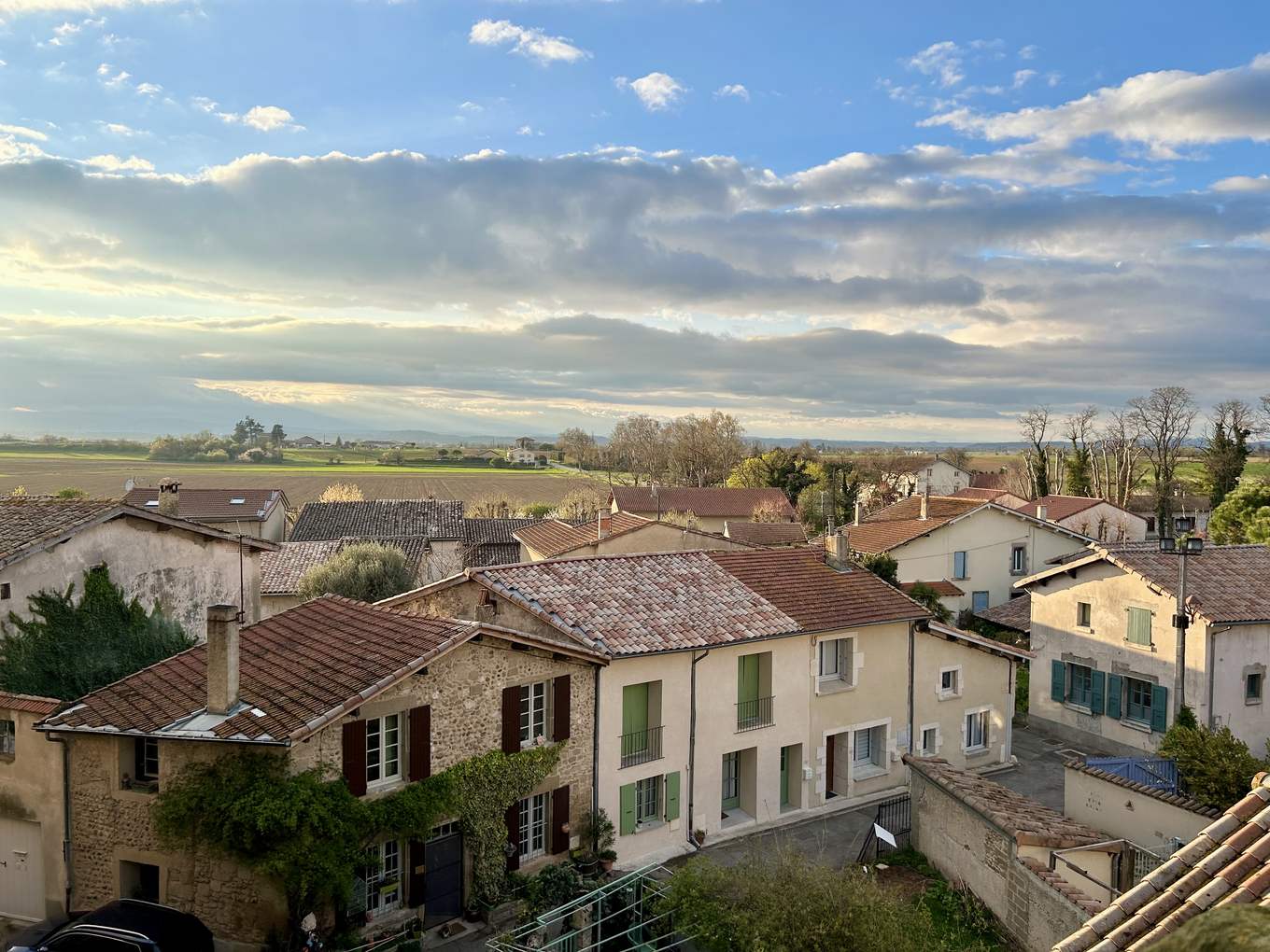 Vue depuis l'église d'Alixan sur le village et la plaine