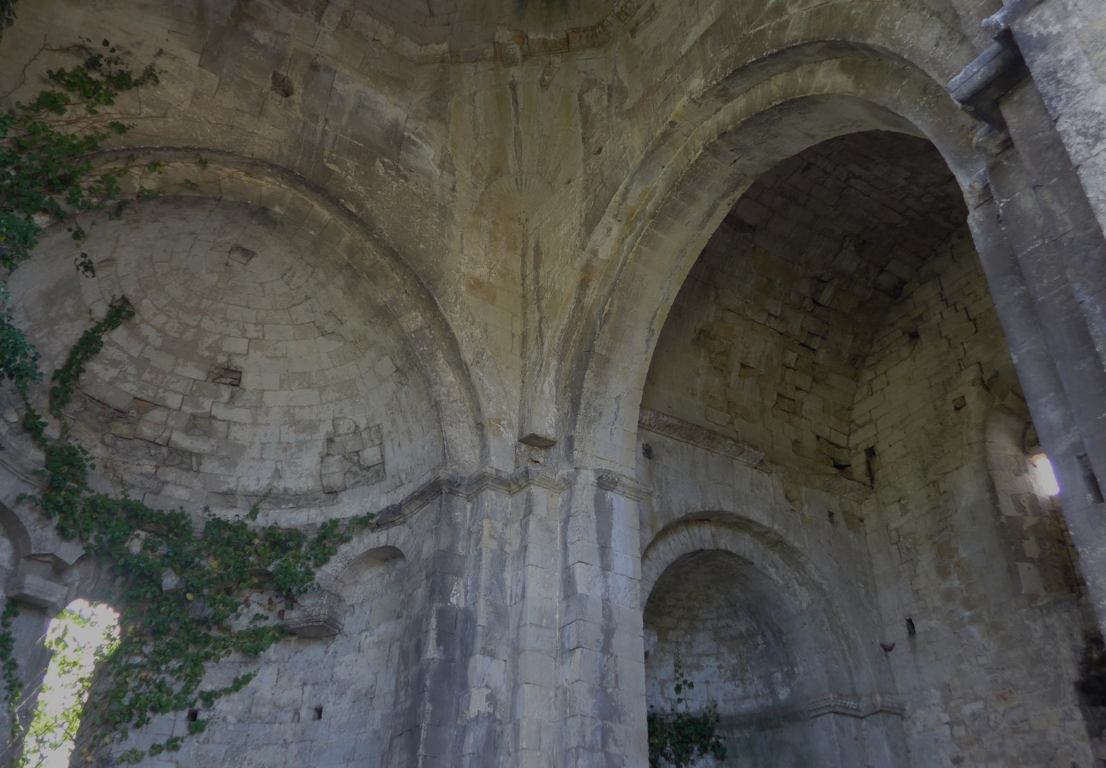 L'intérieur des vestiges de la chapelle Barbara à Allan