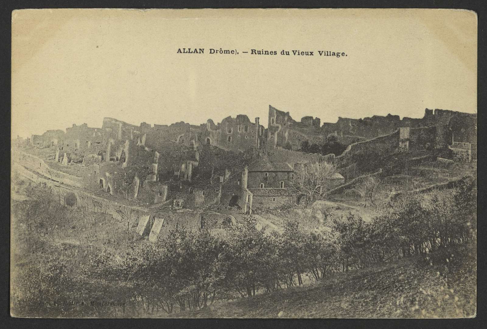 Les ruines du vieux village d'Allan sur une carte postale ancienne