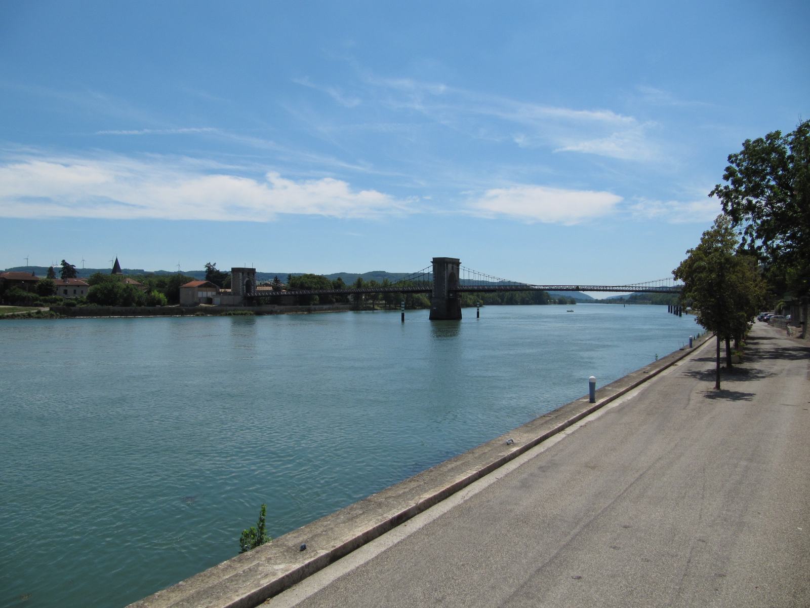 Le pont suspendu entre Andance et Andancette au-dessus du Rhône, avec sa pile centrale en pierre