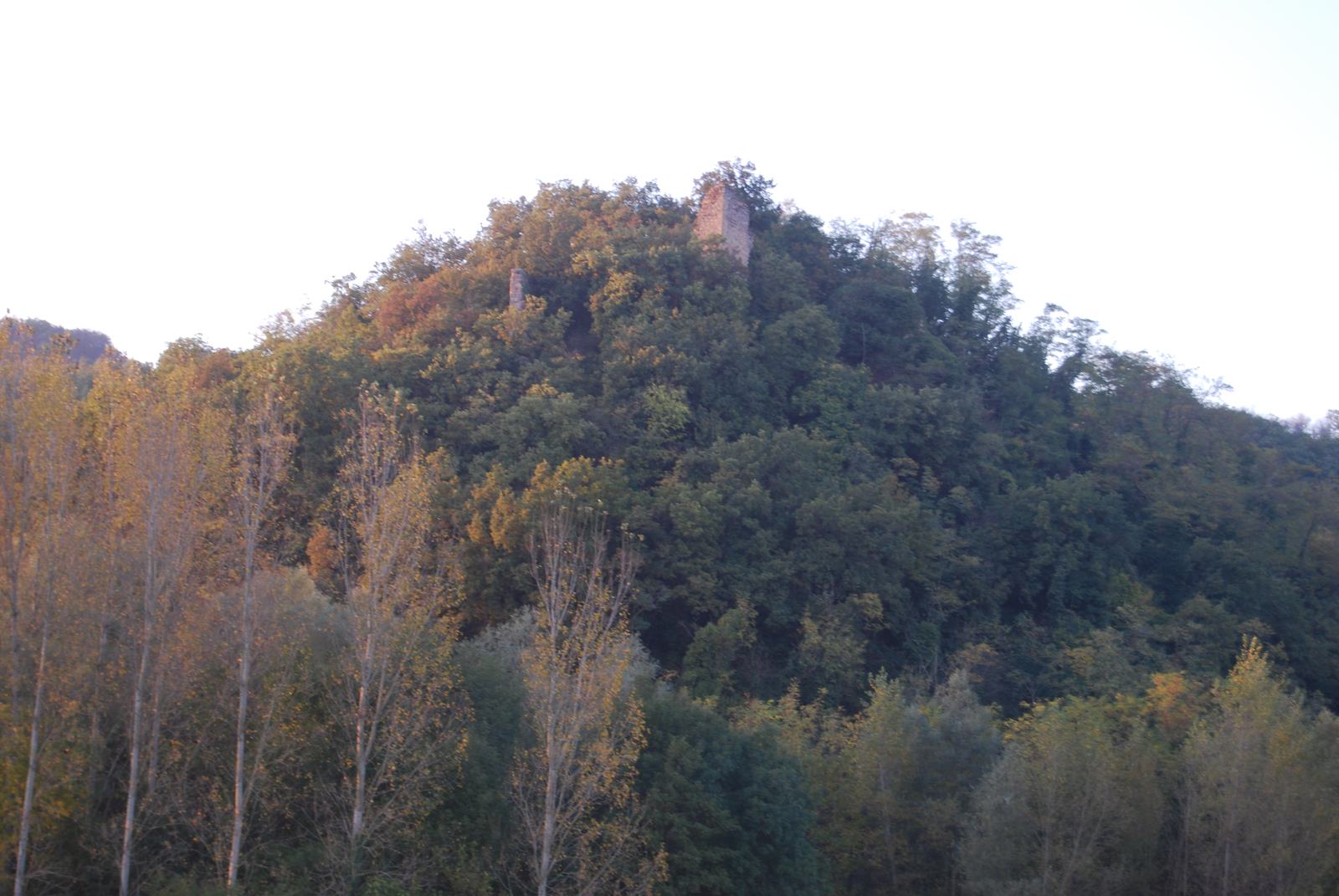 Les ruines du château de Mantaille à Anneyron, vues du sud