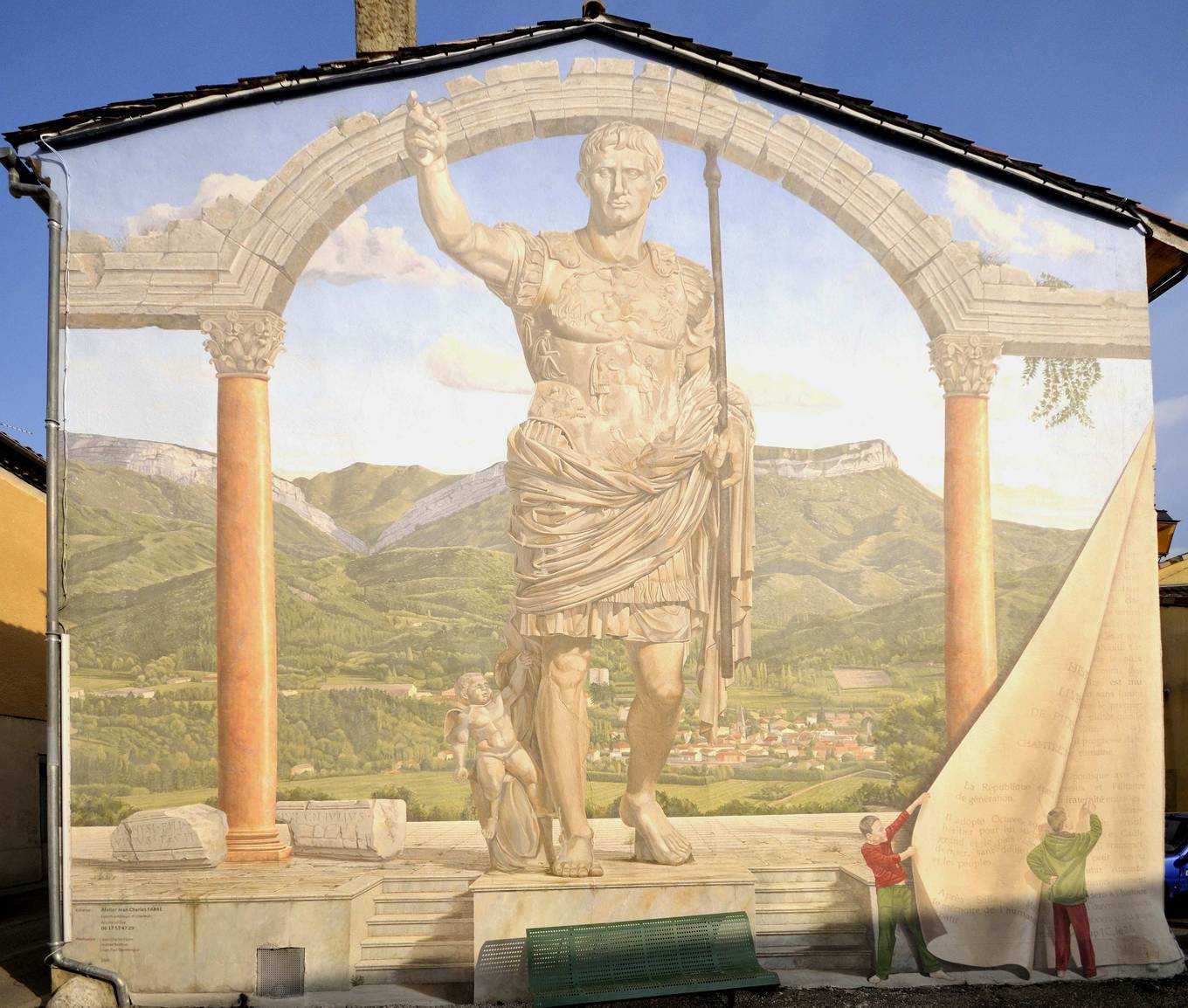 Le mur commémorant la ville romaine à Aouste-sur-Sye