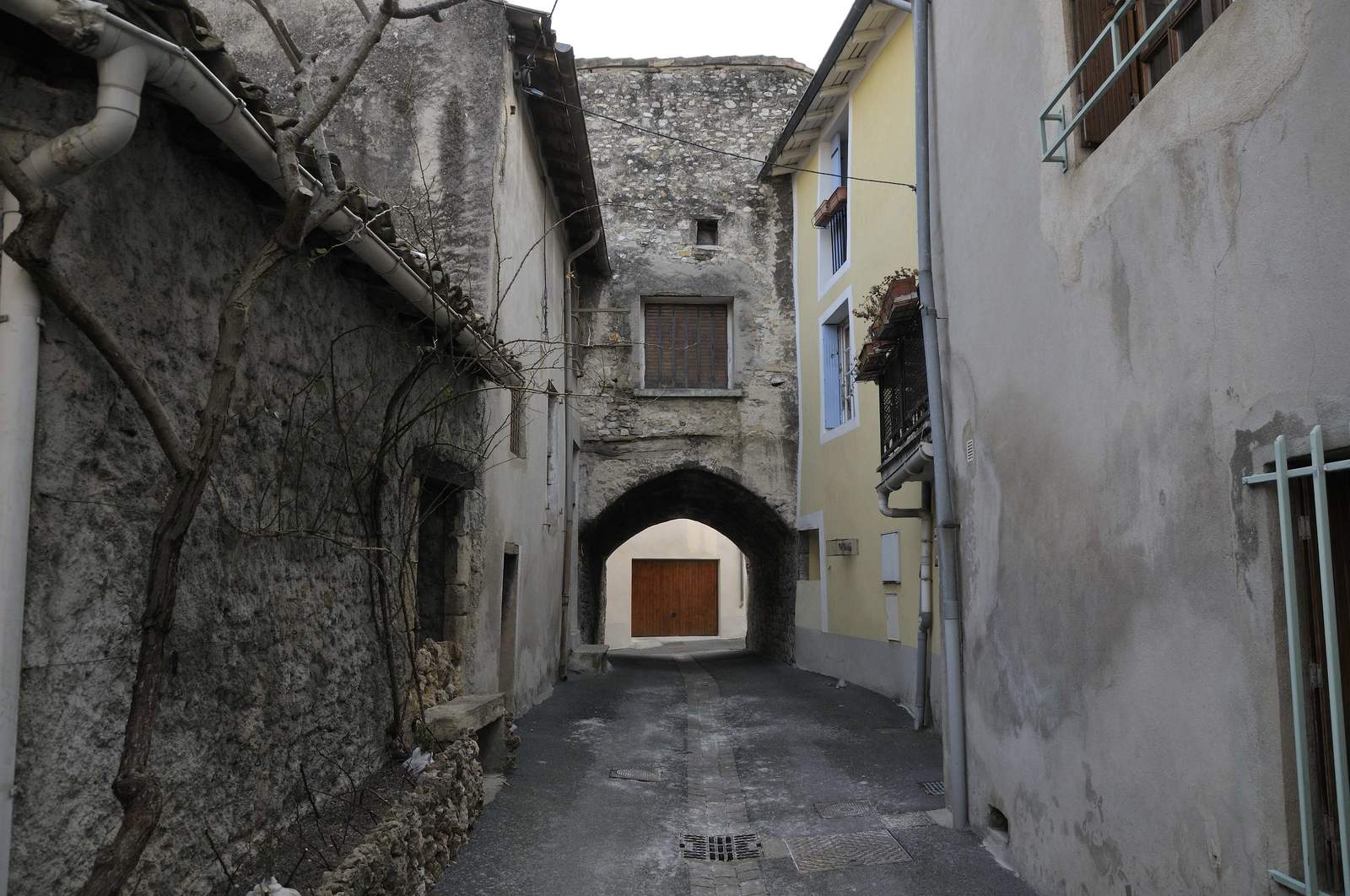La rue de l'Hôpital, dans le vieux village d'Aouste-sur-Sye