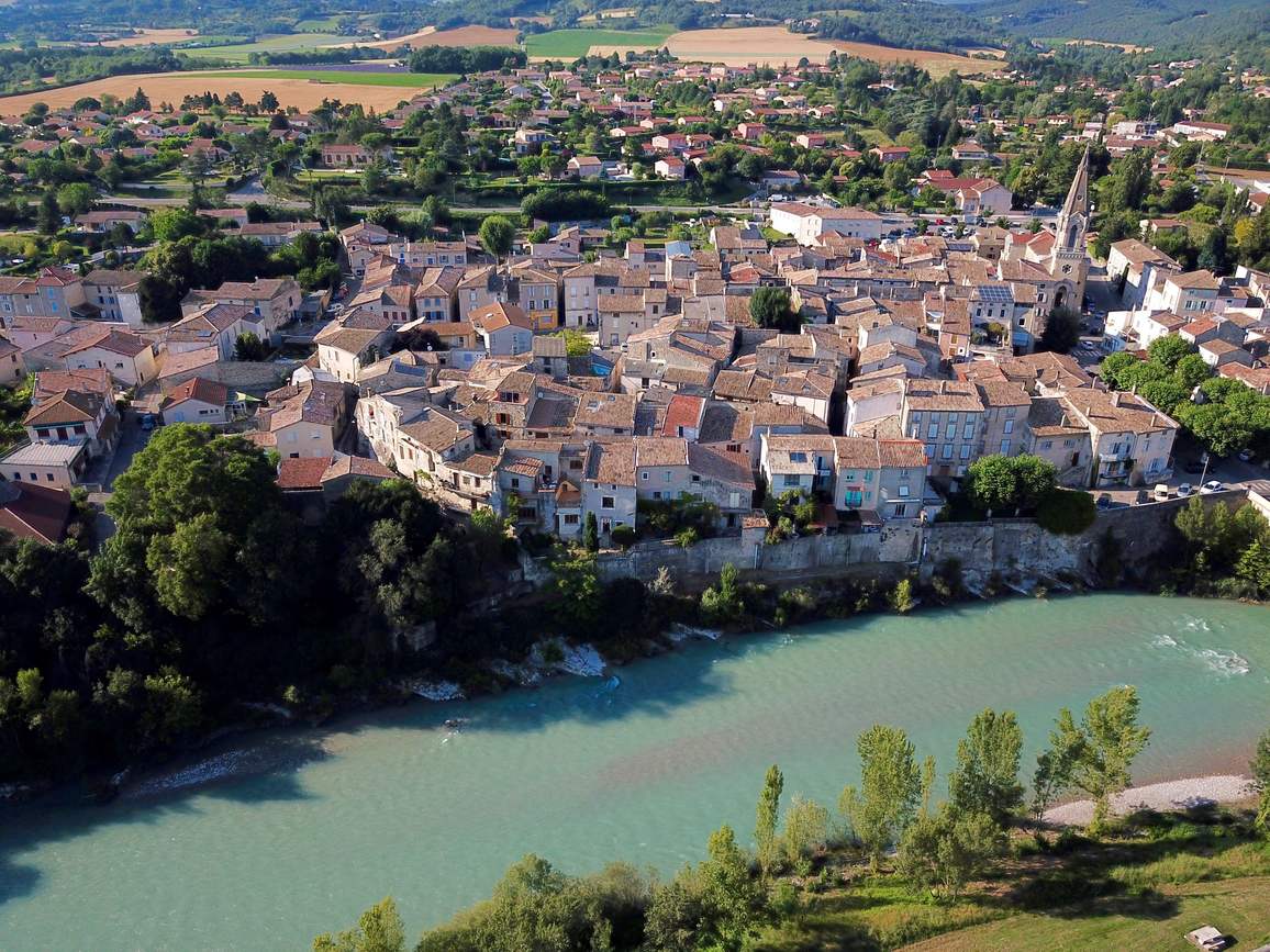 Le village ancien d'Aouste-sur-Sye au bord de la Drôme