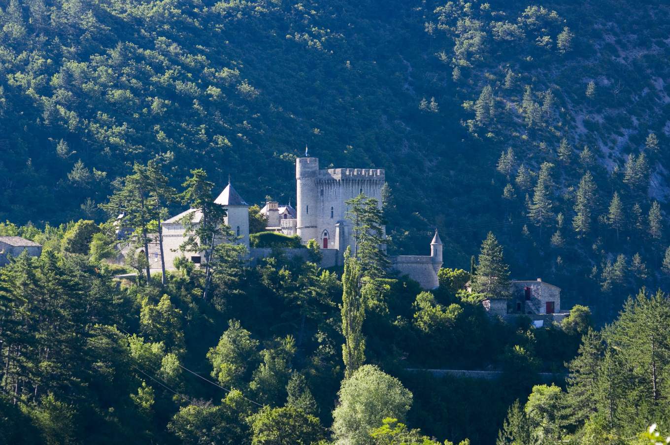 Le château d'Aulan vu de l'ouest, tours et corps de logis
