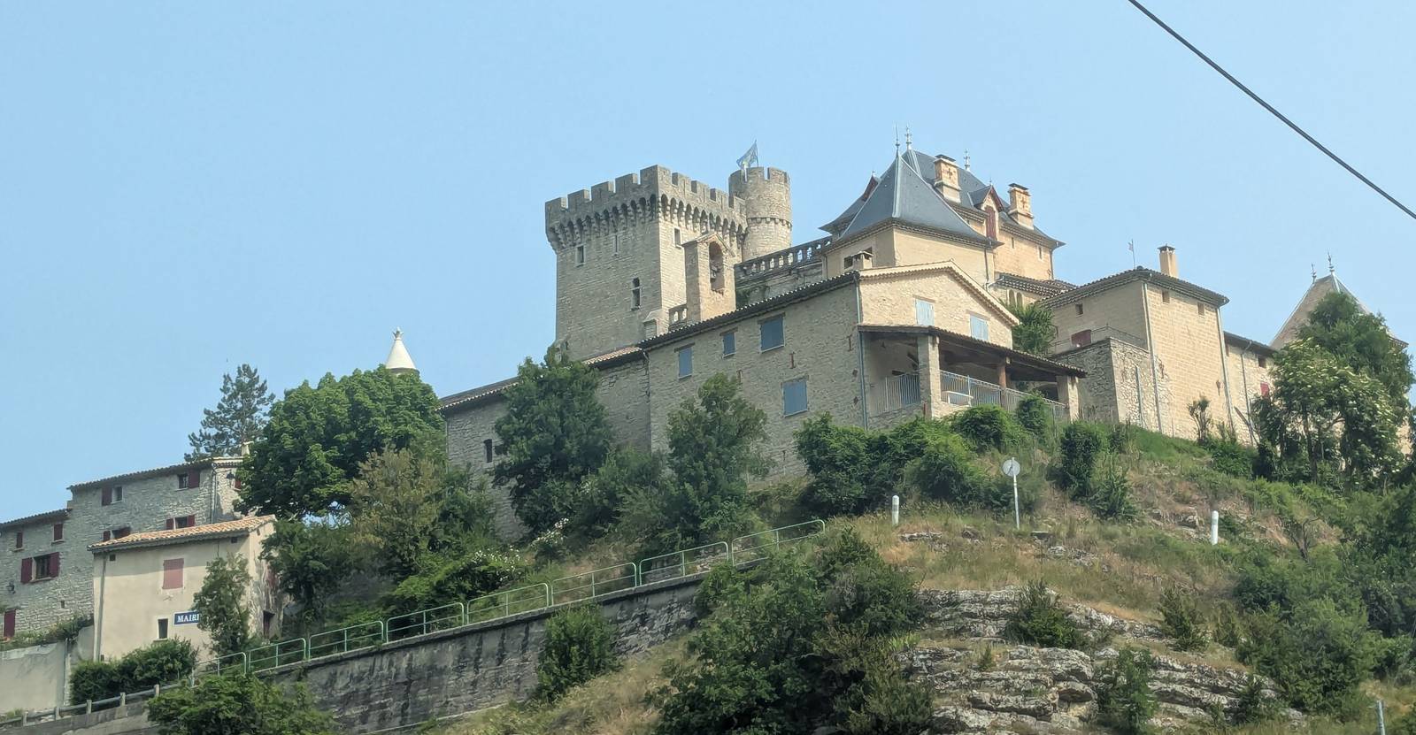 Le village et le château d'Aulan vus depuis le sud, sur leur éperon dans la haute vallée du Toulourenc