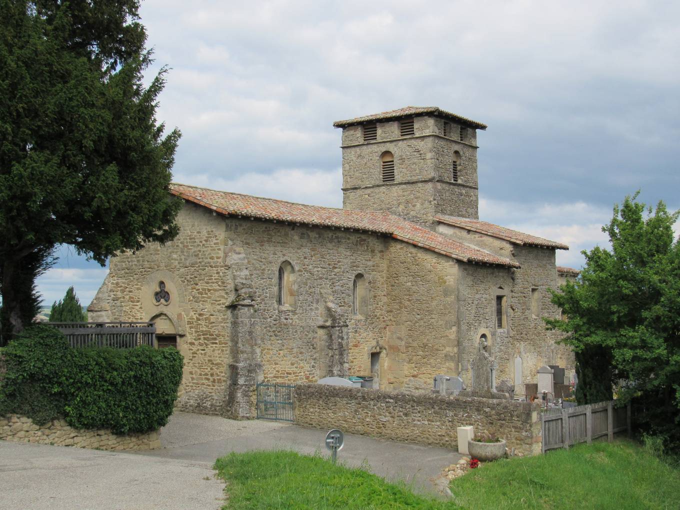 L'église Saint-Étienne de Bathernay, son clocher carré massif, son oculus trilobé et le cimetière attenant
