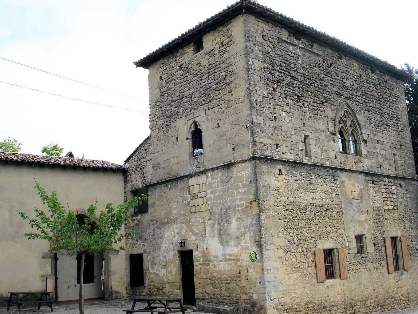 Le bâtiment du XIIIe siècle près de l'église de Bathernay, sa fenêtre géminée gothique et ses murs de galets