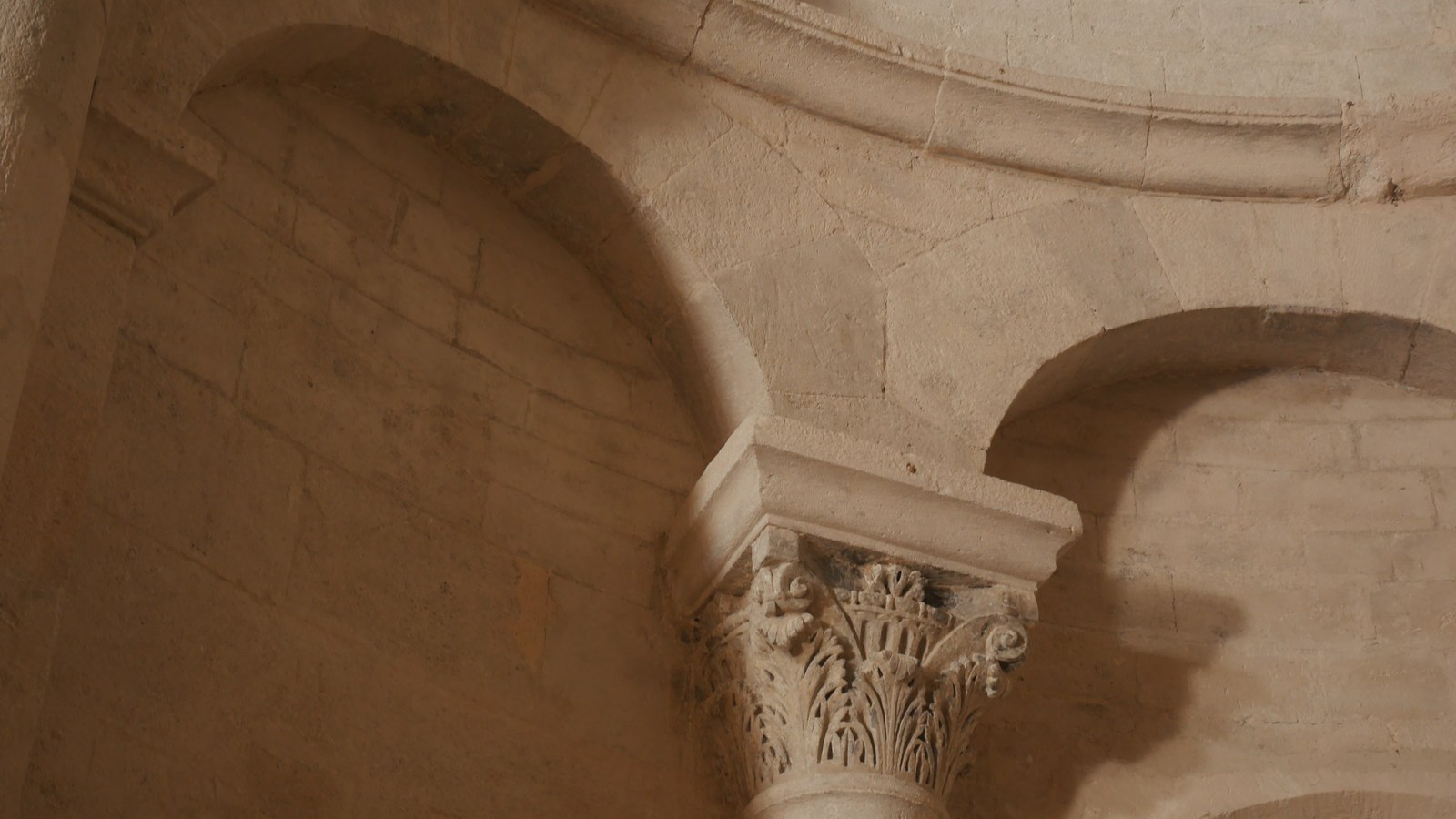Les chapiteaux de l'église Sainte-Croix de La Baume-de-Transit