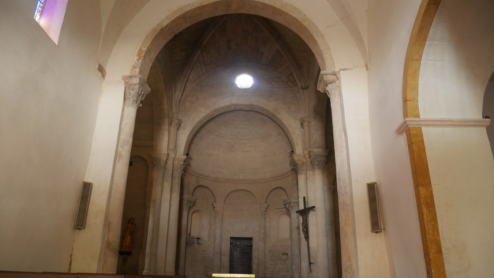 Le chœur de l'église Sainte-Croix de La Baume-de-Transit