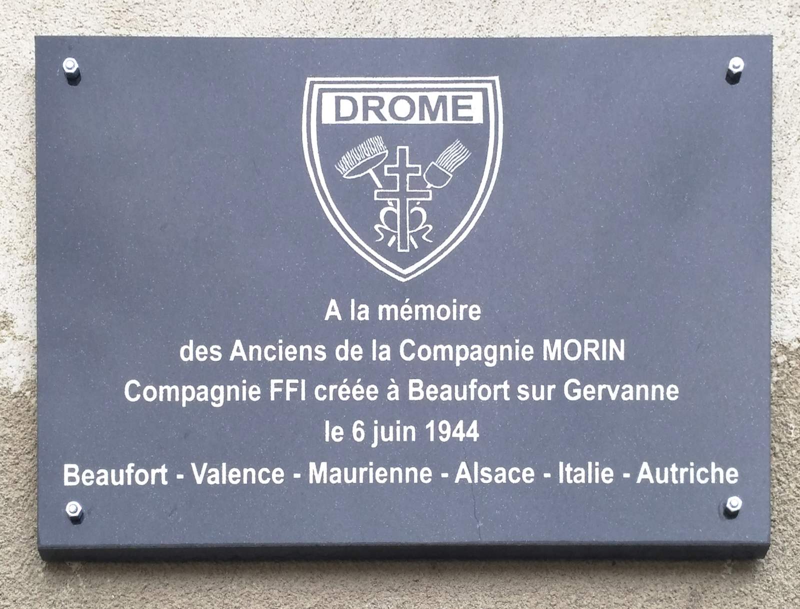 La plaque à la mémoire des anciens de la compagnie Morin, FFI, à Beaufort-sur-Gervanne