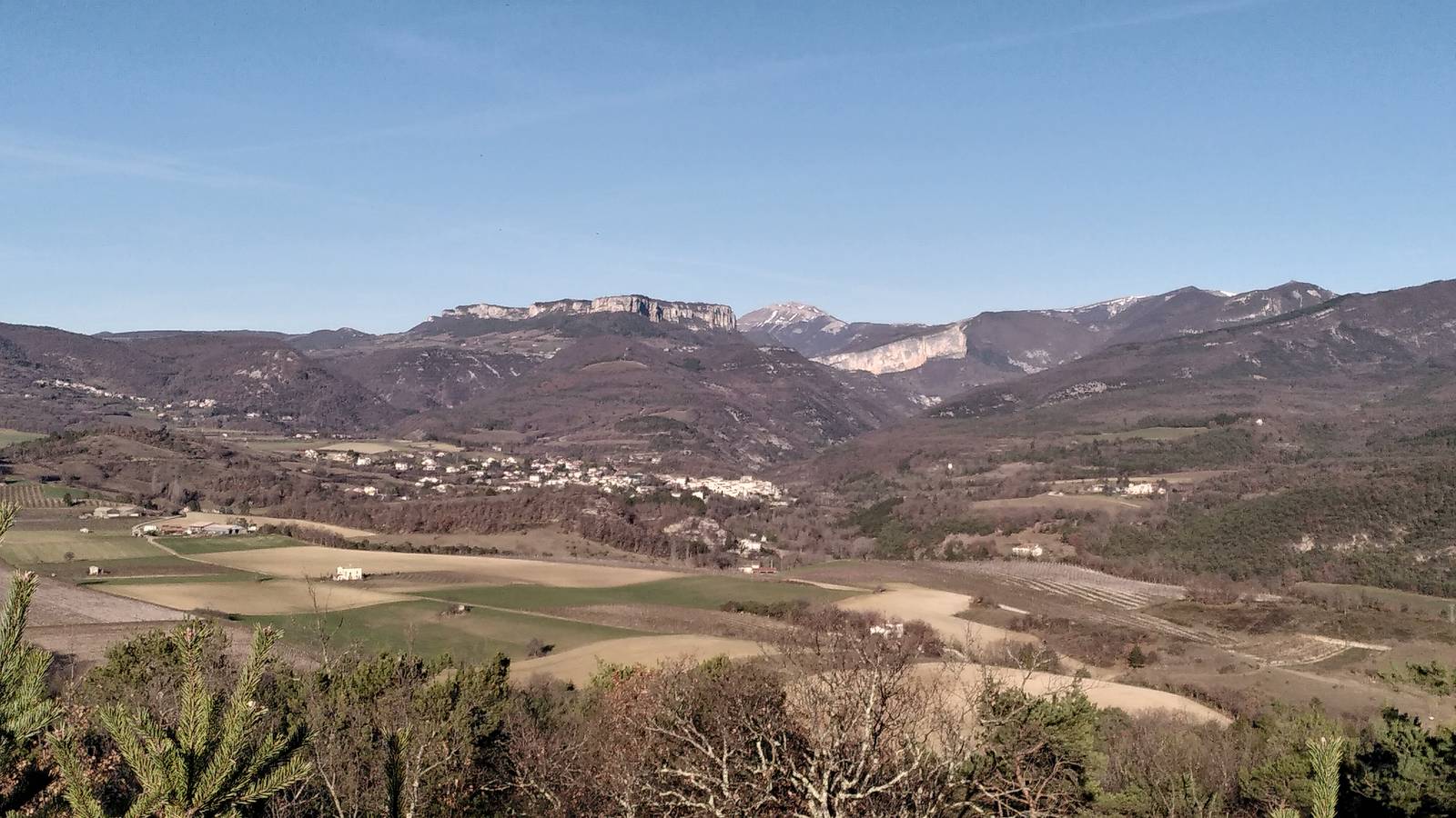 Le village de Beaufort-sur-Gervanne vu depuis le réservoir du Merle