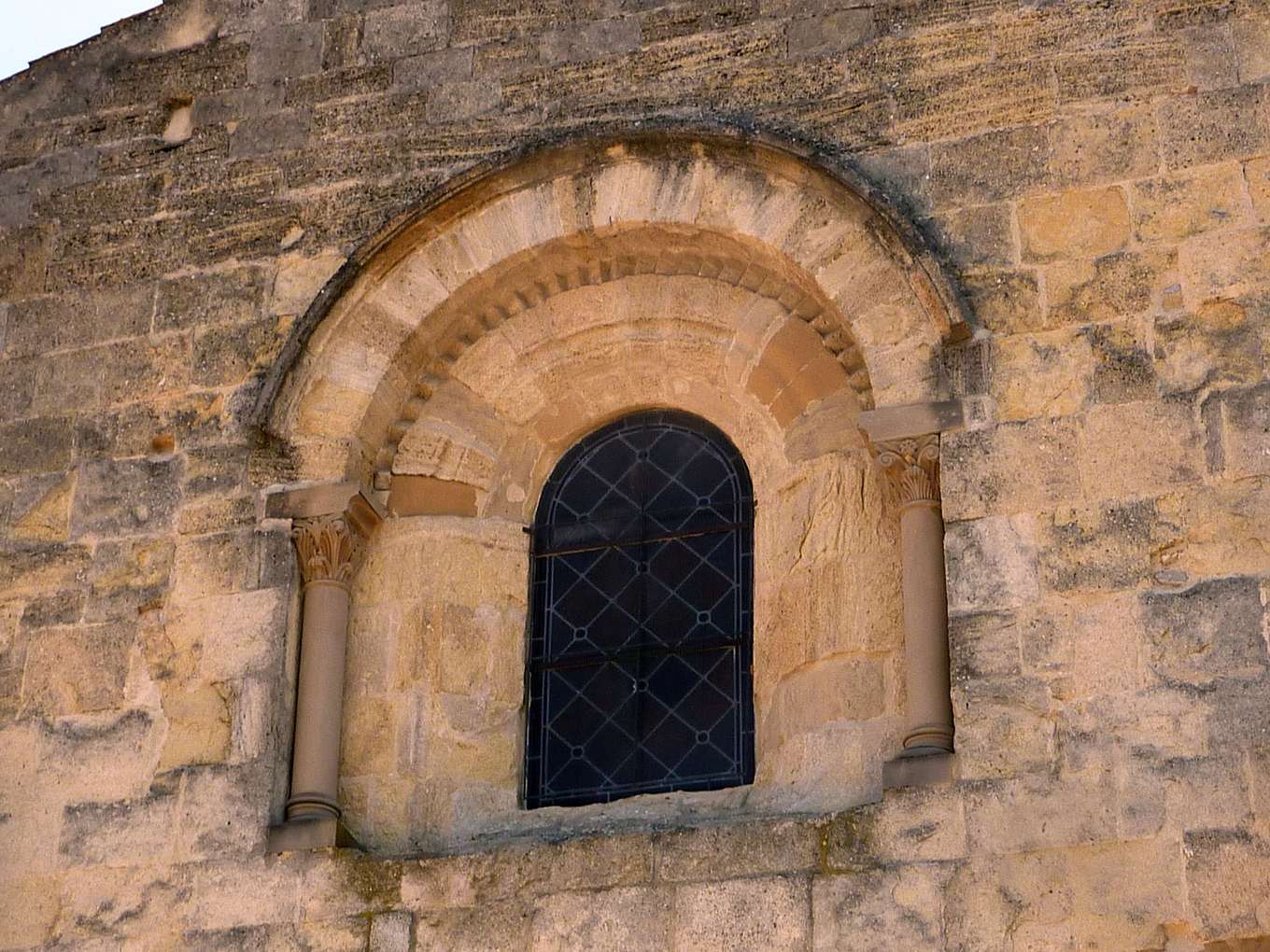 La baie romane de la façade de l'église-temple