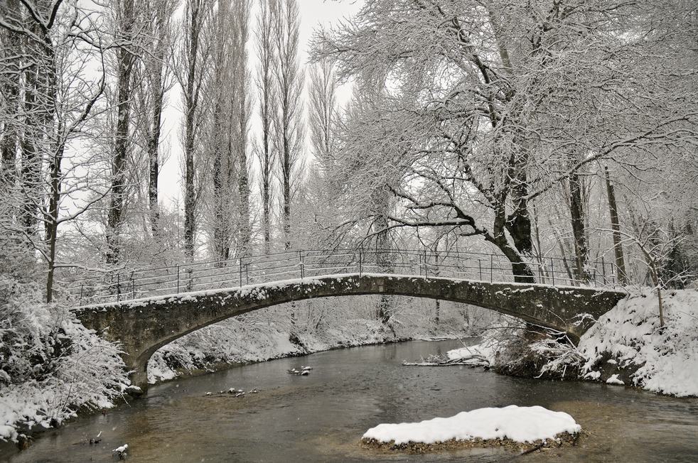 Le pont en dos d'âne sur la Véore, sous la neige