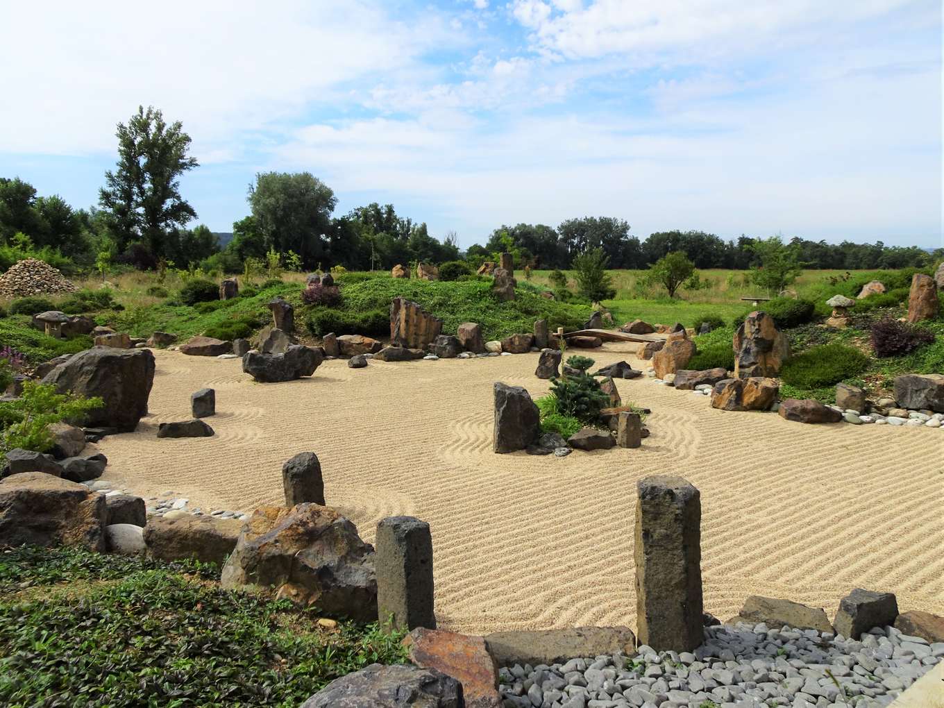 Le jardin sec de gravier ratissé et de pierres dressées du jardin zen d'Erik Borja à Beaumont-Monteux