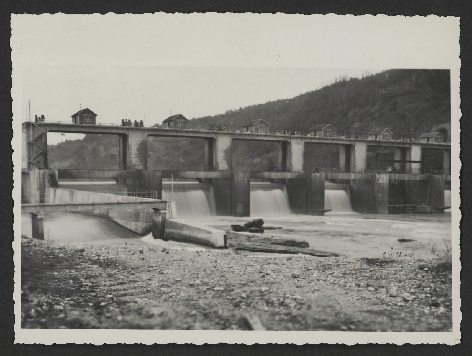 Le barrage mobile de Beaumont-Monteux sur l'Isère, photographie ancienne, badauds sur le tablier