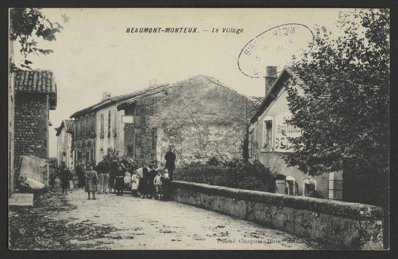 Carte postale ancienne du village de Beaumont-Monteux vers 1905, habitants posant dans la rue devant un café-restaurant