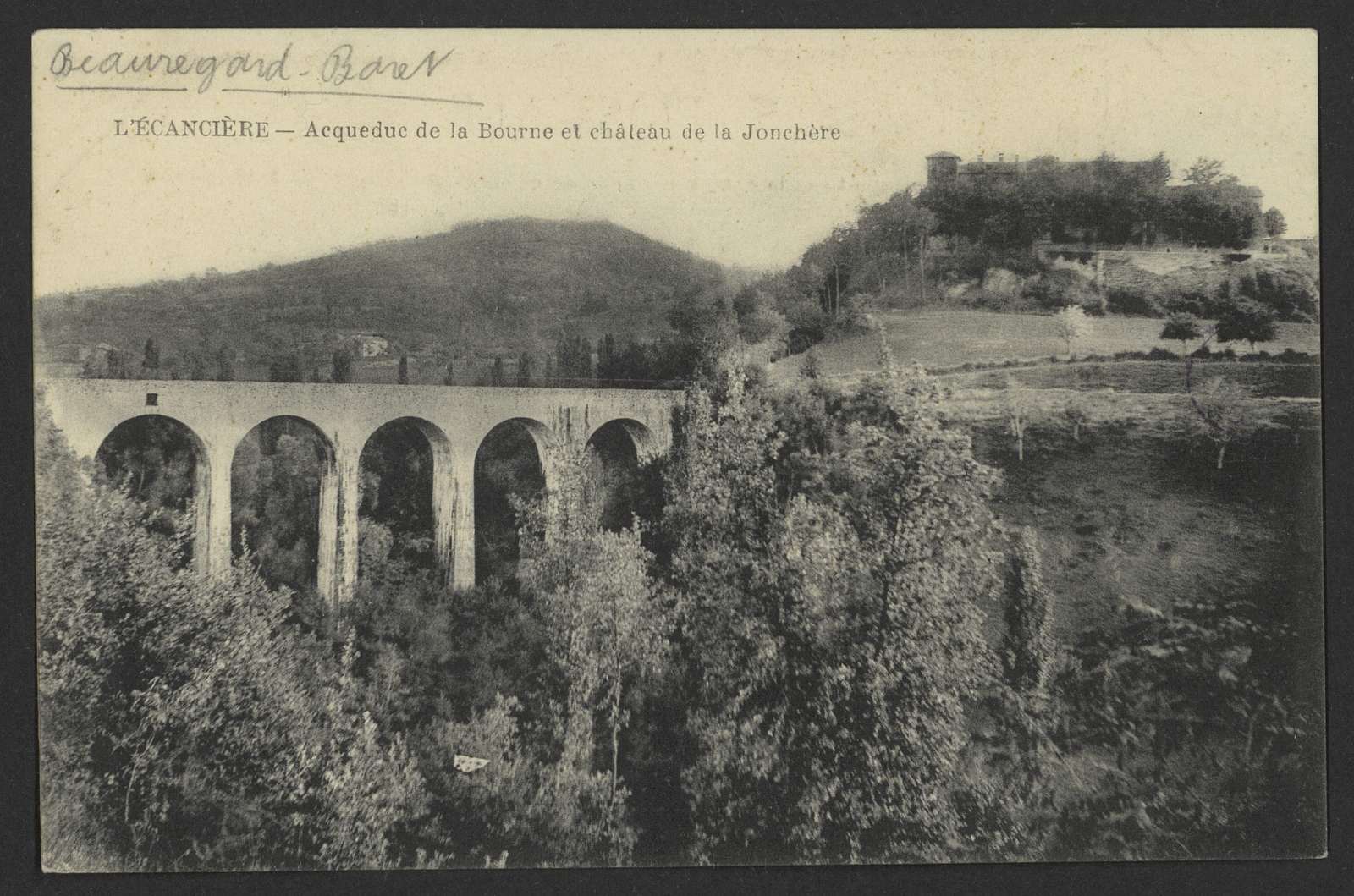 Carte postale ancienne, un pont-aqueduc à plusieurs arches au premier plan et un château sur une colline boisée