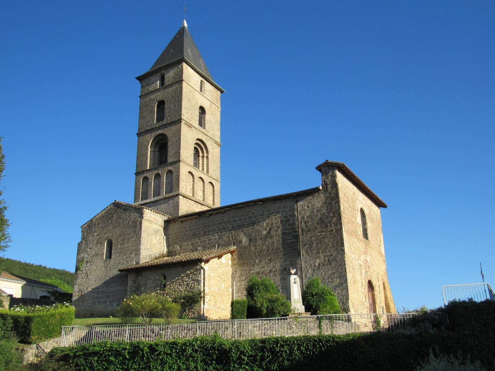 L'église Sainte-Anne de Meymans, petite église romane de pierre au clocher massif
