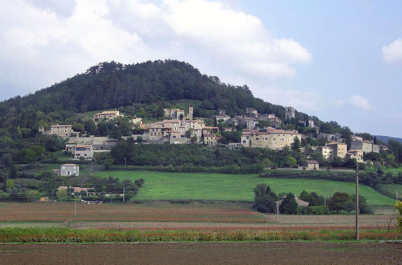 Vue générale de Châteauneuf-de-Mazenc depuis la plaine