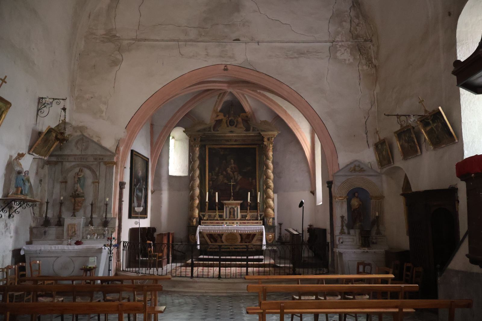 L'intérieur de l'église Saint-Pierre de Châteauneuf-de-Mazenc