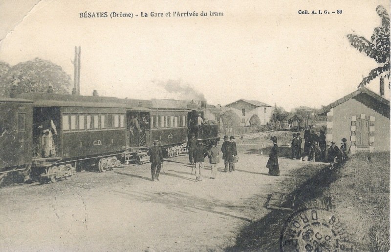 Carte postale ancienne de la gare de Bésayes, un petit train à vapeur et ses voitures marquées CD arrêtés devant des voyageurs en chapeau