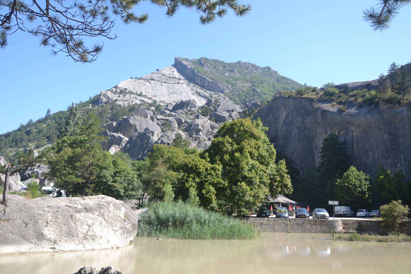 Le Claps de Luc-en-Diois, éboulement rocheux et retenue d'eau au pied de la falaise