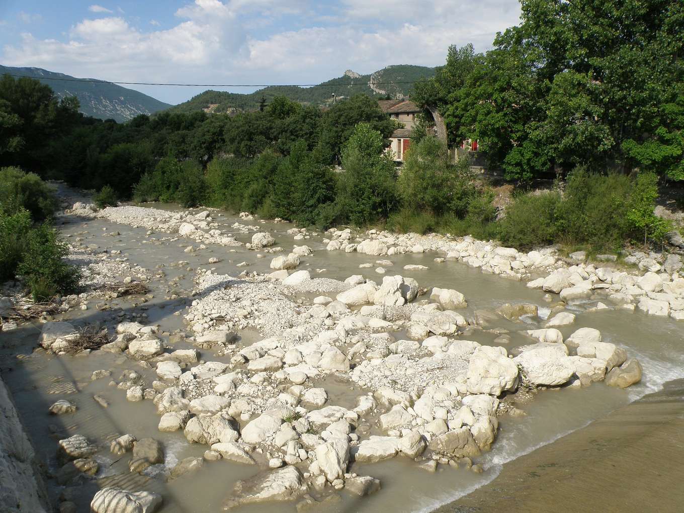 L'Ouvèze à Buis-les-Baronnies, lit large et pierreux avec un faible débit