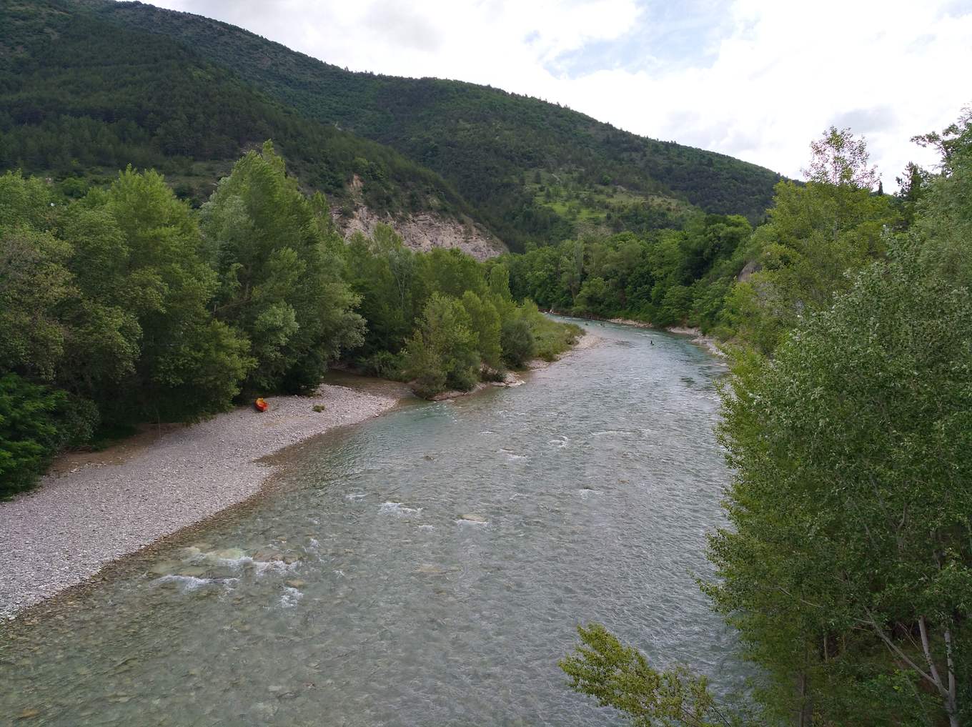 La rivière Drôme à Saillans, eau claire et plage de galets