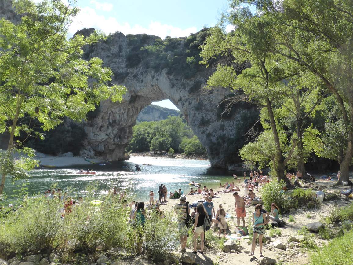 Le Pont d'Arc, arche naturelle au-dessus de l'Ardèche, avec des canoës en contrebas