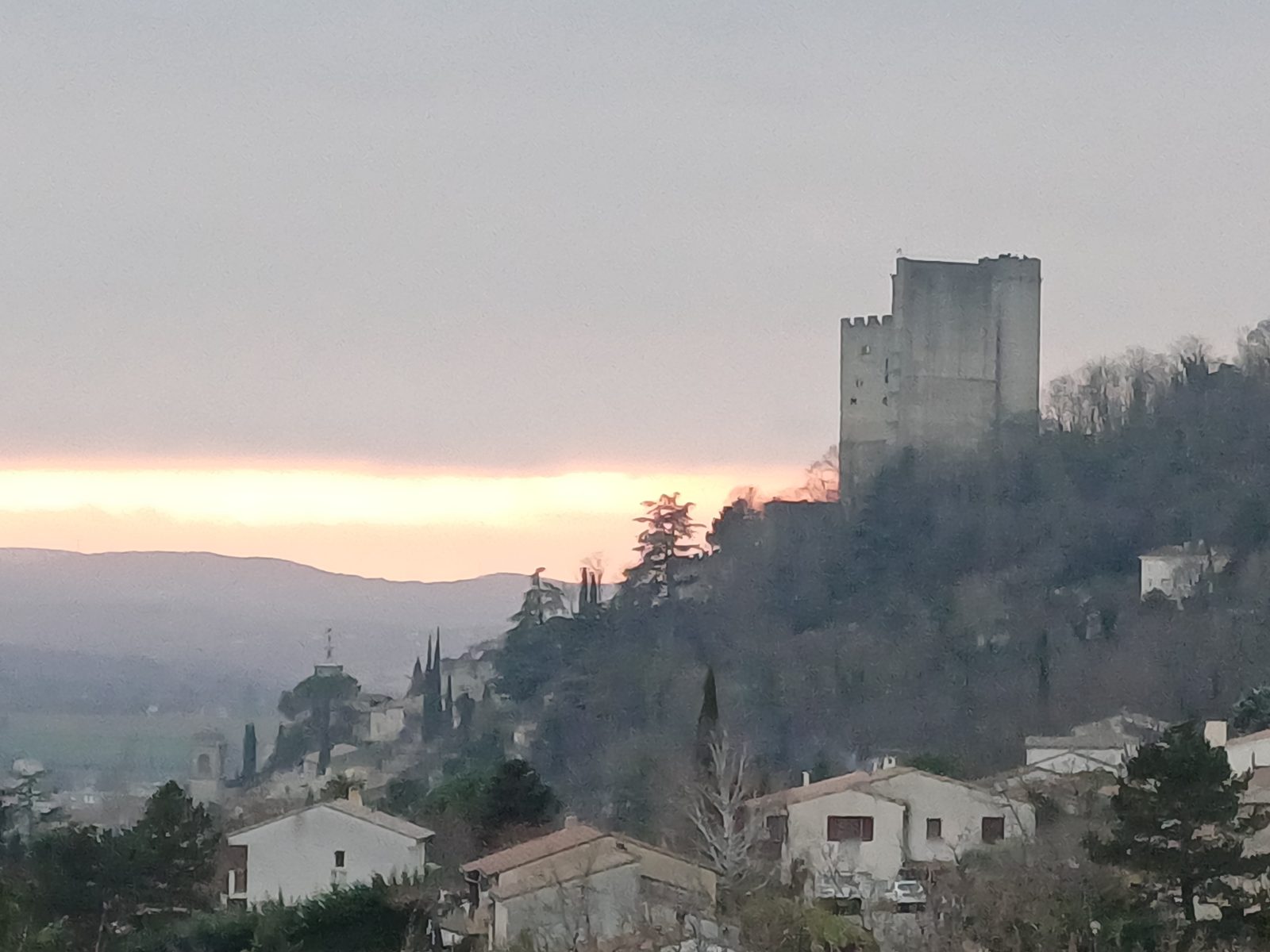 La tour de Crest au crépuscule, au-dessus du village