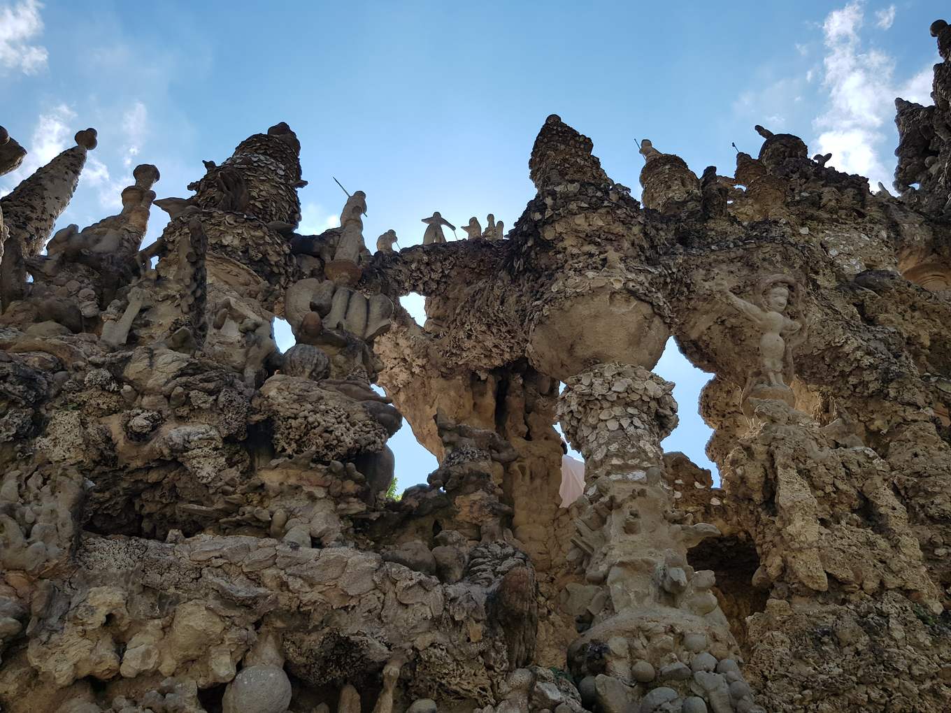 Vue d'ensemble du Palais idéal du facteur Cheval