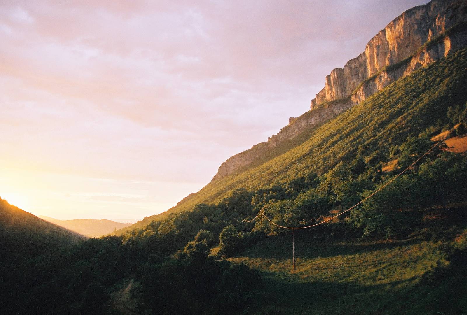 La Combe Laval au coucher du soleil, la lumière frappant la paroi d'en face