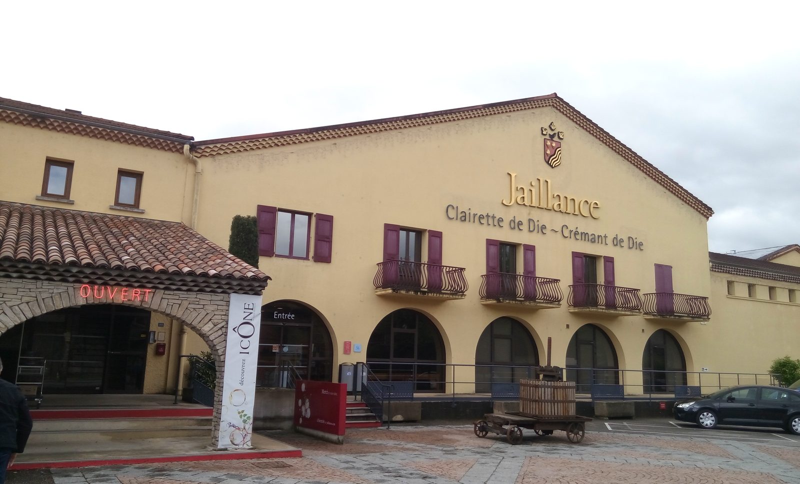 Le caveau Jaillance à Die, façade et vieux pressoir sur l'esplanade