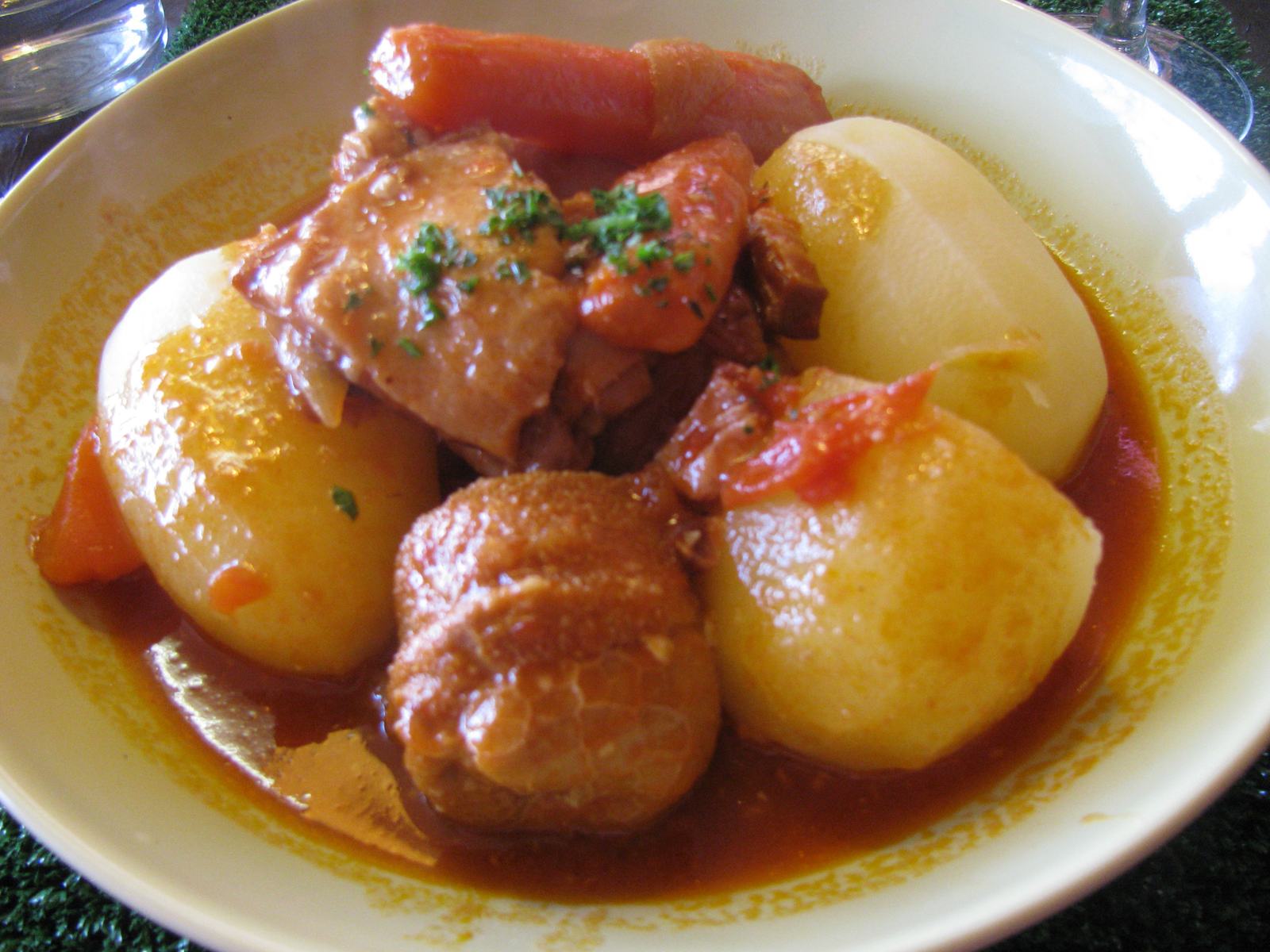 Assiette de défarde, tripes et pieds d'agneau en sauce avec pommes de terre