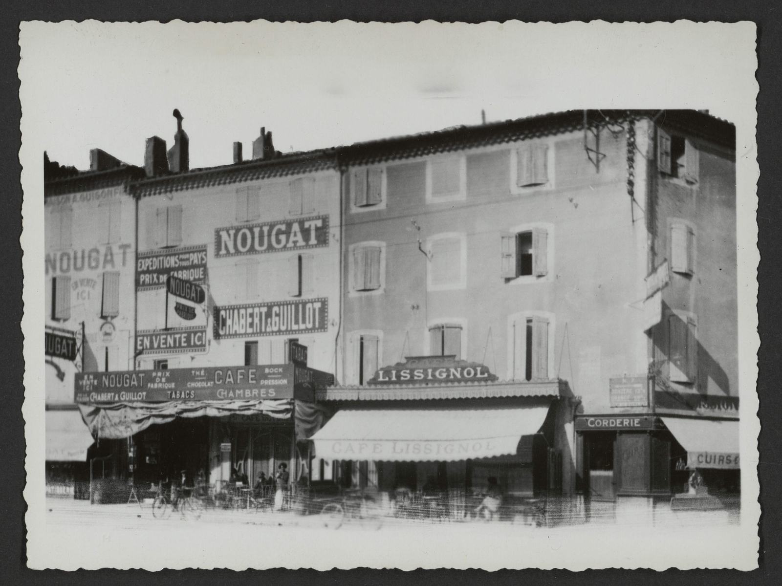 Façade d'une boutique de nougat à Montélimar au début du 20e siècle, enseignes Chabert et Guillot