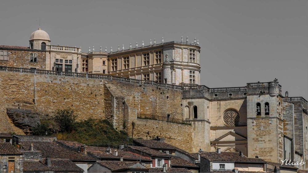 Le château de Grignan au-dessus des toits du village