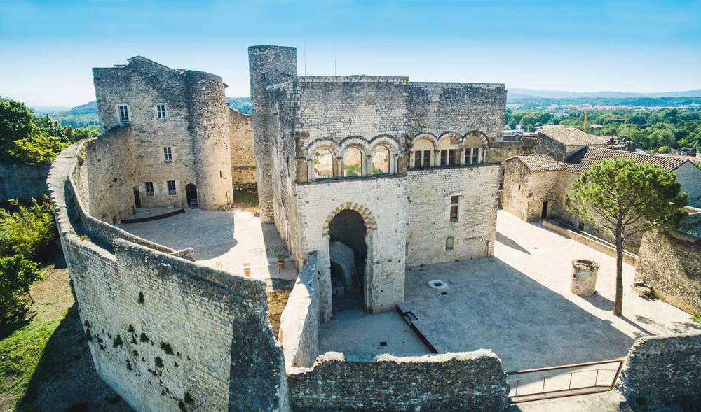 Le château des Adhémar vu du ciel, avec sa cour et ses remparts