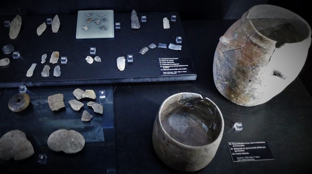 Une vitrine du musée de la Préhistoire du Vercors, outils de silex et poteries