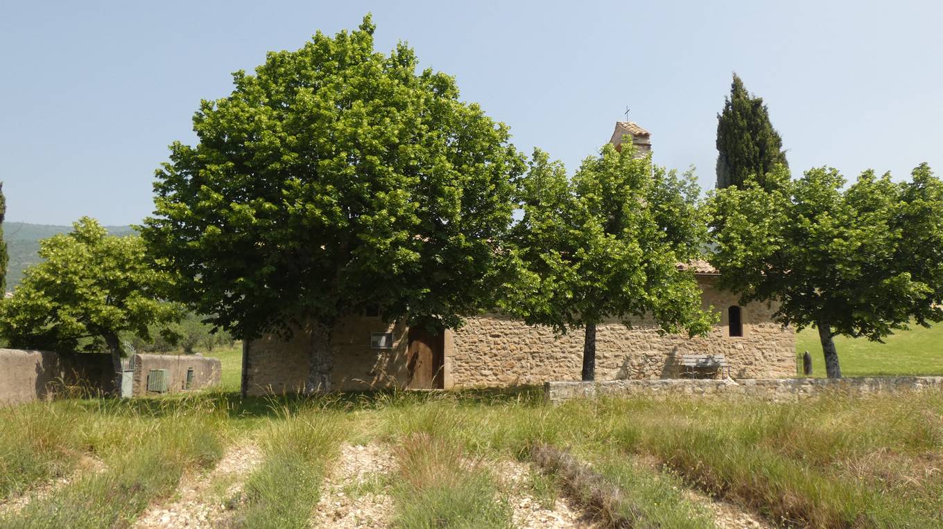L'église Saint-Arnoux de Montguers vue depuis un champ de lavande coupé
