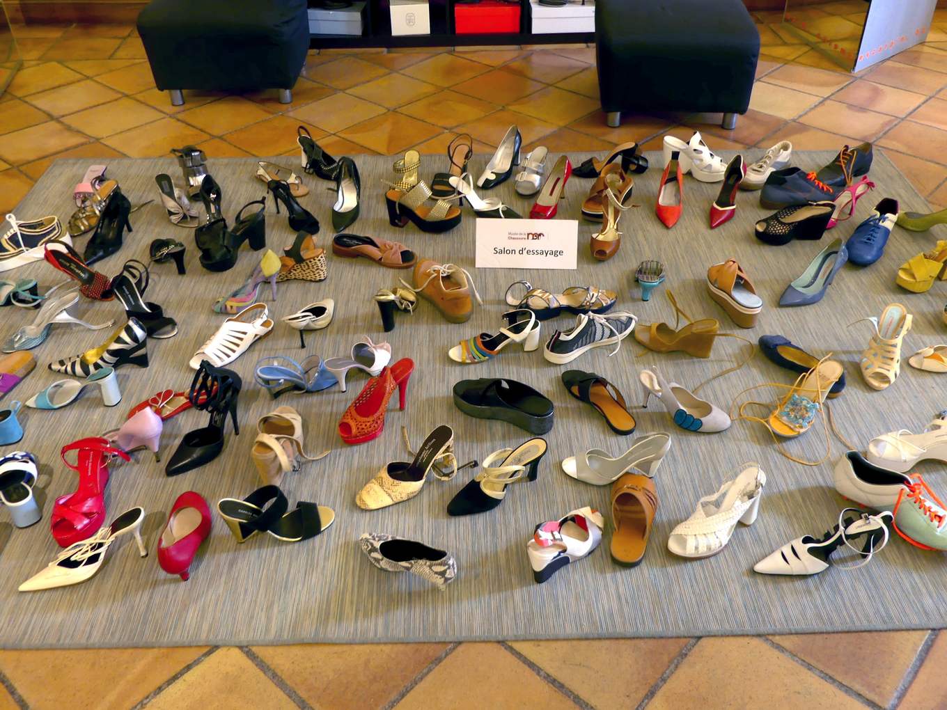 Le salon d'essayage du musée international de la chaussure à Romans-sur-Isère