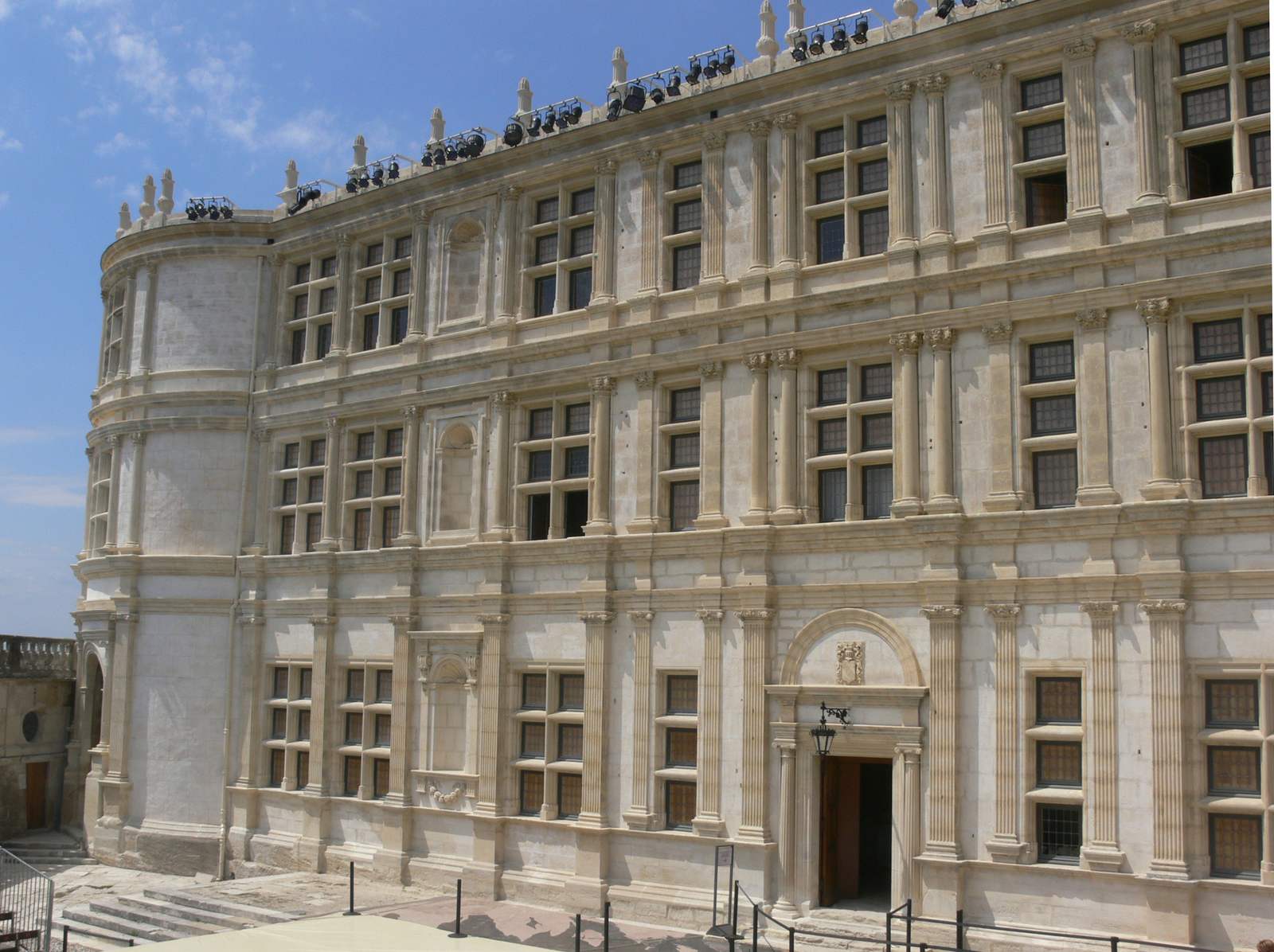 La façade Renaissance du château de Grignan