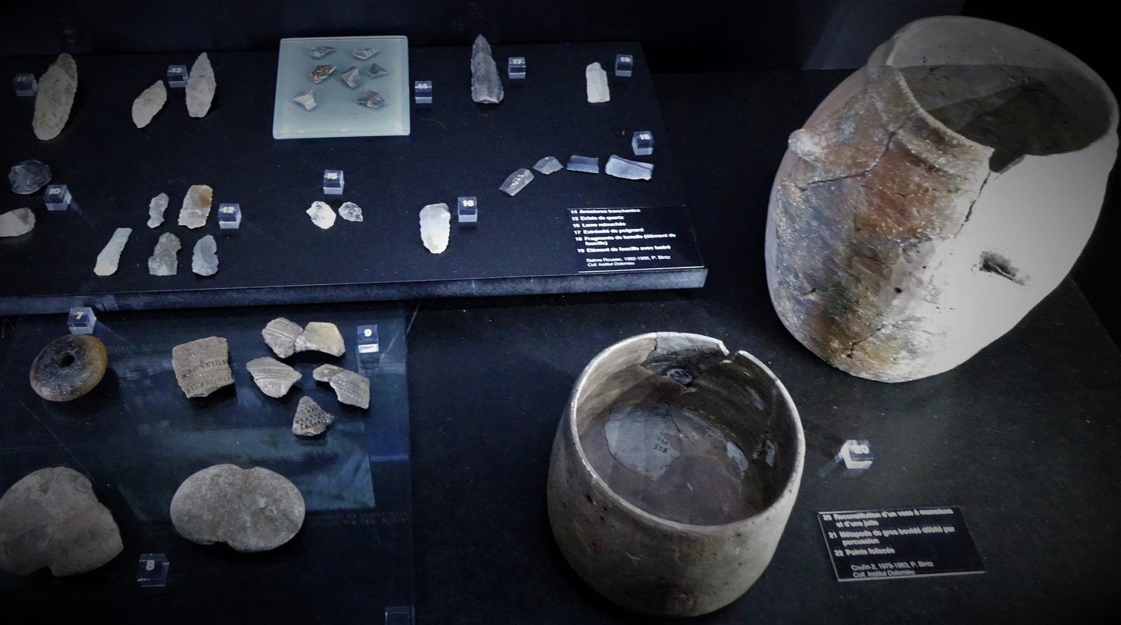 Vitrine de silex taillés et de jarres au musée de la Préhistoire du Vercors