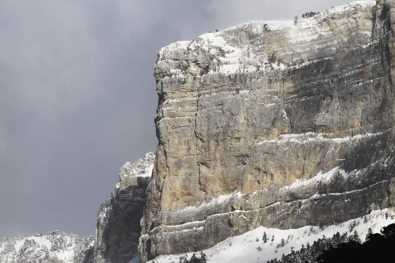 La falaise de Glandasse sous la neige, au-dessus de Die